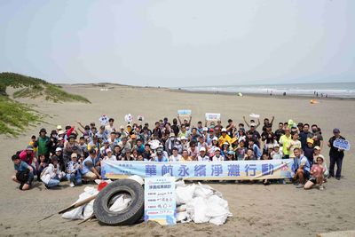華航350名員工淨灘護海灣　撿到300公斤垃圾