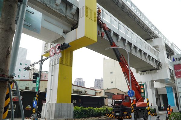 ▲▼檢測人員採用精密儀器進行梁、柱、盤式支承檢測。（圖／新北市政府提供）