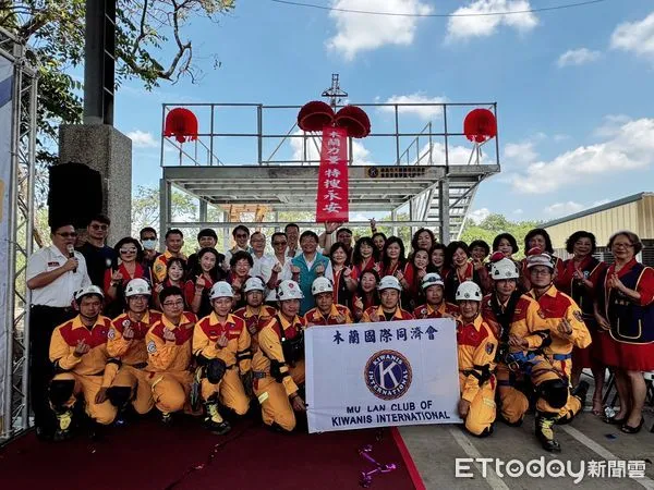 ▲▼   攜手防震! 嘉義市木蘭國際同濟會捐贈多功能訓練平台和有巢氏房屋港坪四維店捐贈訓練用衣    。（圖／嘉義縣政府提供）