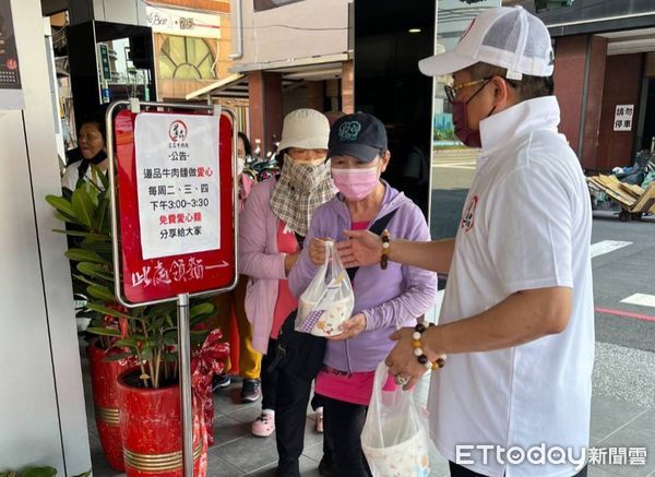 ▲店家每周二、三、四下午發放愛心麵。（圖／記者許宥孺翻攝）