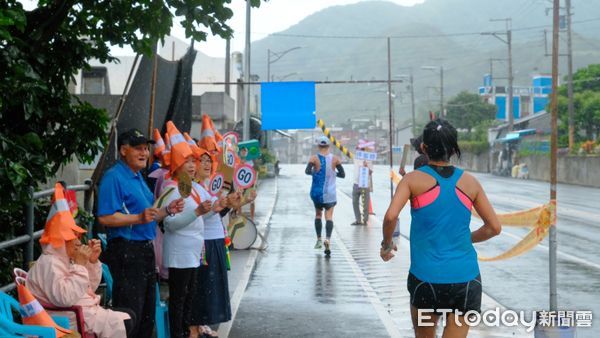 ▲▼2024長濱雙浪金剛馬拉松從台東長濱國小起跑，共有國內外1,727名選手參加。（圖／東管處提供，下同）