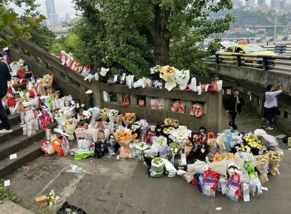 ▲▼多名網友點外送到橋上祭奠「胖貓」。（圖／翻攝自微博）