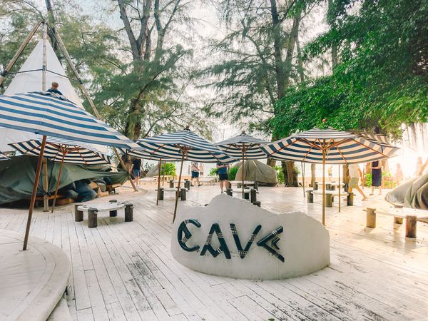 ▲▼泰國芭達雅景點Cave Beach Club，融合洞穴與大海元素的大自然景觀咖啡廳，濃濃的度假氣息，晚上又很浪漫。（黑皮提供）