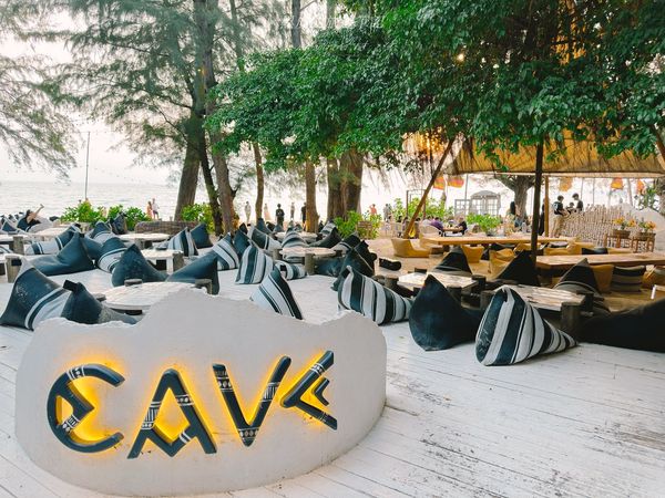 ▲▼泰國芭達雅景點Cave Beach Club，融合洞穴與大海元素的大自然景觀咖啡廳，濃濃的度假氣息，晚上又很浪漫。（黑皮提供）