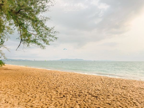 ▲▼泰國芭達雅景點Cave Beach Club，融合洞穴與大海元素的大自然景觀咖啡廳，濃濃的度假氣息，晚上又很浪漫。（黑皮提供）