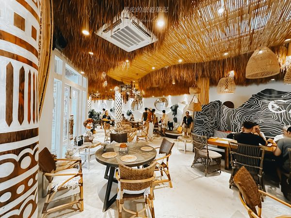 ▲▼泰國芭達雅景點Cave Beach Club，融合洞穴與大海元素的大自然景觀咖啡廳，濃濃的度假氣息，晚上又很浪漫。（黑皮提供）
