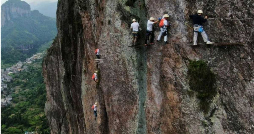 溫州雁蕩山飛拉達景區著名景點「鐵道攀登」。（圖／翻攝畫面）