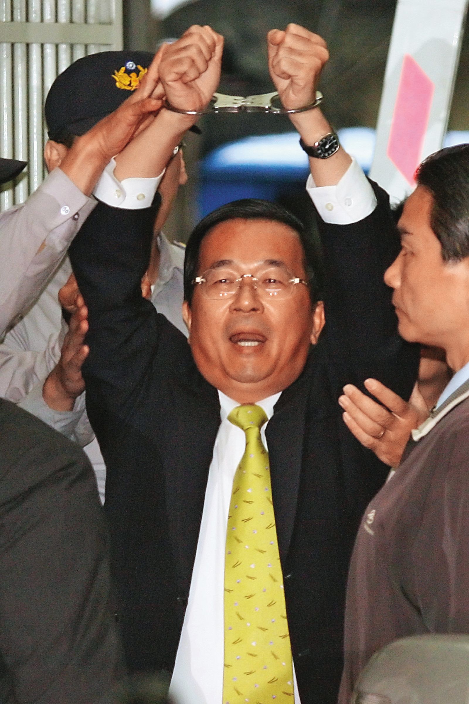 因海角7億洗錢及貪汙案，陳水扁在卸任後遭上銬收並入獄六年多。（達志影像）