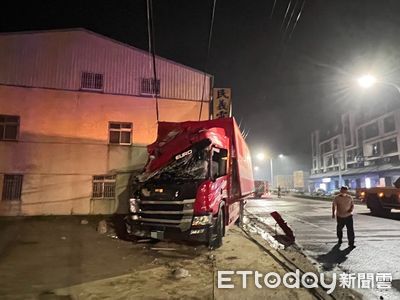 台南大貨車撞民宅又撞斷電桿　害對向女騎士摔車受傷