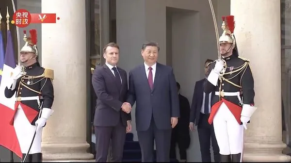 ▲▼ 習近平出訪歐洲，當地時間5月6日上午，國家主席習近平在巴黎愛麗捨宮同法國總統馬克宏、歐盟委員會主席馮德萊恩舉行中法歐領導人三方會晤            。（圖／翻攝 央視）