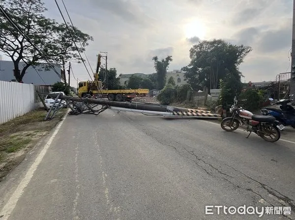 ▲整根電桿遭拉扯橫躺路中。（圖／台電提供）