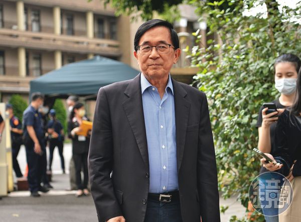 前總統陳水扁因病保外就醫及停審9年，卻到處趴趴走，去年上街請願抗議《選罷法》將洗錢罪納入排黑條款，重重打臉司法。