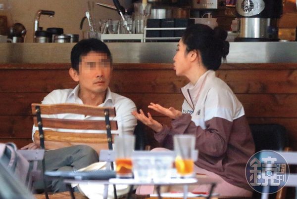 5月2日12：29，謝忻在富錦樹咖啡店與男友高談闊論，謝忻時不時把手放到男友身上。