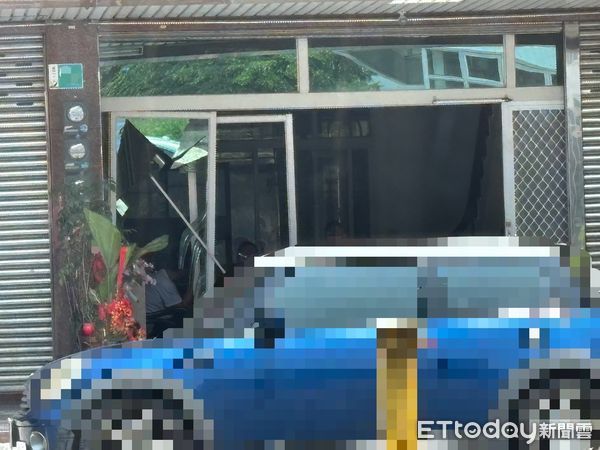 ▲黃姓男子涉嫌駕駛1部黑色小客車，衝撞台南市北區育北街一間工程行，造成該戶玻璃大門玻璃碎裂一地，大門、桌椅、門窗及騎樓前的重機車被撞毀。（圖／記者林東良翻攝）