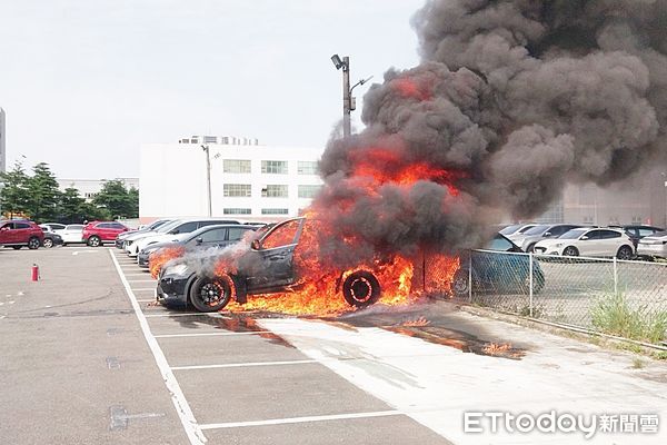 ▲桃園龜山區華亞二路一處停車場今天上午8時許，1輛寶馬轎車停車時突然底盤冒出濃煙，隨即陷入大火。（圖／記者沈繼昌翻攝）