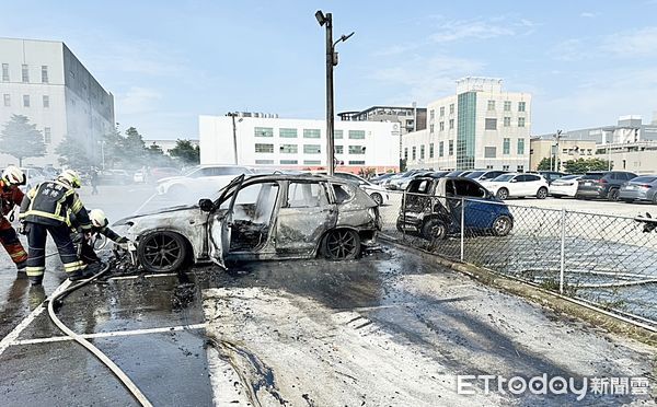 ▲桃園市龜山區華亞停車場寶馬轎車大火，消防人員10分鐘內鋪滅火勢，但轎車已燒毀僅剩骨架。（圖／記者沈繼昌翻攝）