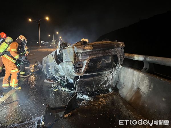 ▲▼ 榮姓男子自撞後，被困車內燒死            。（圖／記者戴上容翻攝）