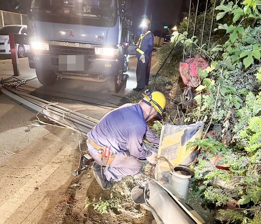 ▲桃園市大園區崁下里一帶昨天下午停電，台電人員全力搶修。（圖／台電桃園營業處提供）