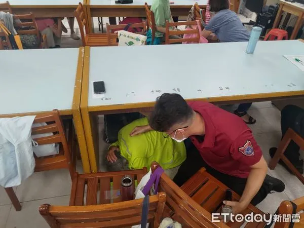 ▲南消七大隊特地讓長輩們演練抗震保命3步驟「趴下、掩護、穩住」，期望透過本次演練，讓防火防災的觀念深植於家庭中。（圖／記者林東良翻攝，下同）