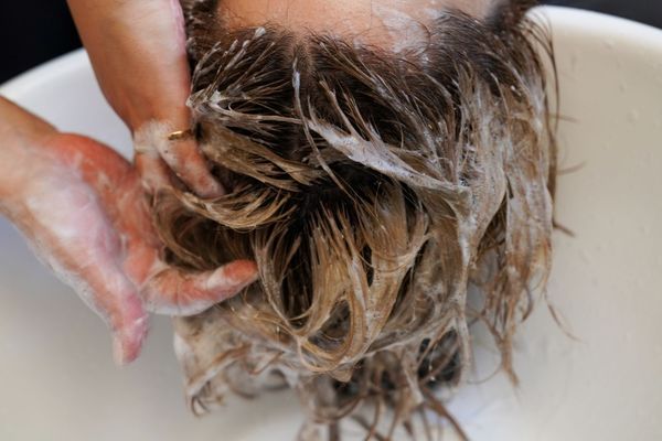 網友建議洗髮精要針對個人頭皮和髮質狀況挑選，才能找到合適的產品。（示意圖，photoAC）