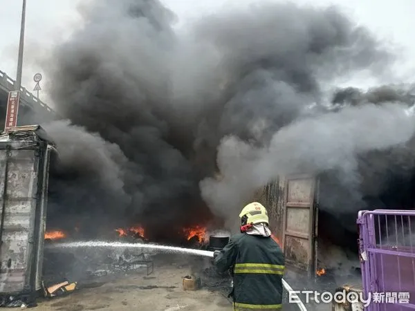 ▲新竹縣新豐鄉貨櫃火警，濃煙直竄天際。（圖／記者陳凱力翻攝，下同）