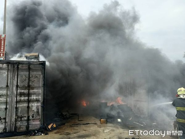 ▲新竹縣新豐鄉貨櫃火警，濃煙直竄天際。（圖／記者陳凱力翻攝，下同）