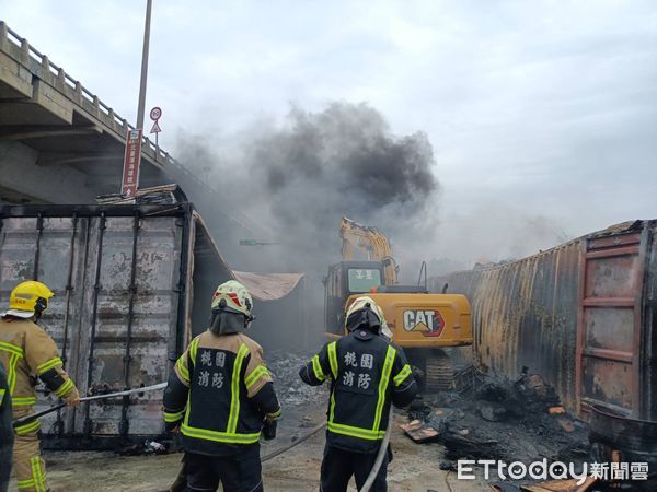 ▲新竹縣新豐鄉貨櫃火警，濃煙直竄天際。（圖／記者陳凱力翻攝，下同）