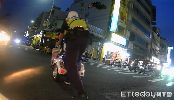 ▲潮州警分局中山路派出所警員李育瑋助李男平安返家             。（圖／記者陳崑福翻攝）