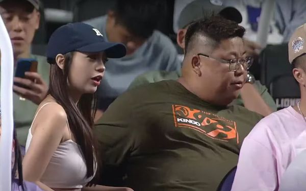 新竹攻城獅主場暫停空檔玩起「Kiss Cam」遊戲，一位男球迷意外成為焦點，讓線上觀賽的網友們羨慕不已。（翻攝自P.LEAGUE YT頻道）