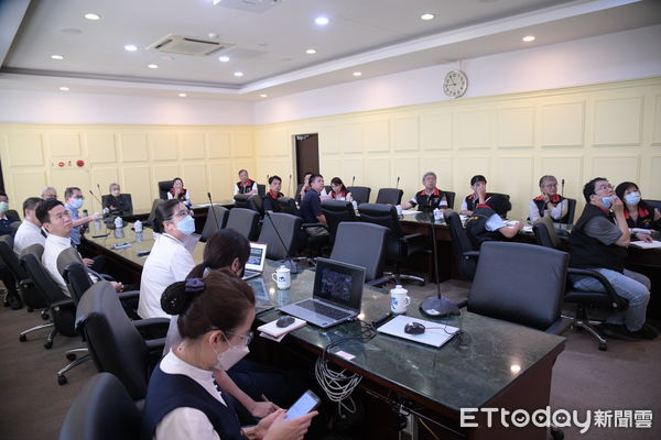 ▲▼花蓮縣長徐榛蔚與慈濟基金會針對永久屋援建事宜進行討論。（圖／花蓮縣政府提供，下同）