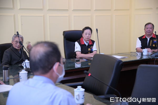 ▲▼花蓮縣長徐榛蔚與慈濟基金會針對永久屋援建事宜進行討論。（圖／花蓮縣政府提供，下同）