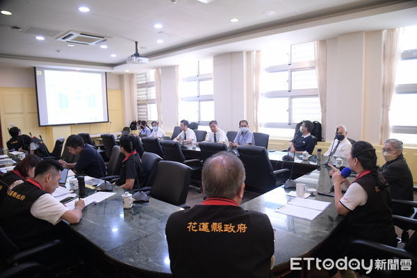 ▲▼花蓮縣長徐榛蔚與慈濟基金會針對永久屋援建事宜進行討論。（圖／花蓮縣政府提供，下同）