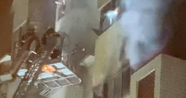 台中社區7日凌晨發生大火， 14歲游姓少年與母親一同躲在陽台呼救，被雲梯車救下送醫，其父親和妹妹則不幸命喪火海。（圖／翻攝畫面）