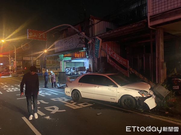 ▲彰化市凌晨民眾開車逆向撞路燈。（圖／記者唐詠絮翻攝）