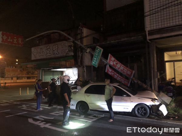 ▲彰化市凌晨民眾開車逆向撞路燈。（圖／記者唐詠絮翻攝）