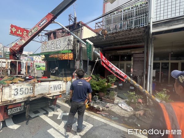 ▲彰化市凌晨民眾開車逆向撞路燈。（圖／記者唐詠絮翻攝）