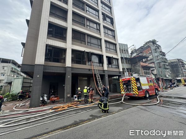 ▲▼ 新北三重忠孝路民宅大火！婦人逃出嗆傷送醫 。（圖／記者戴上容攝）