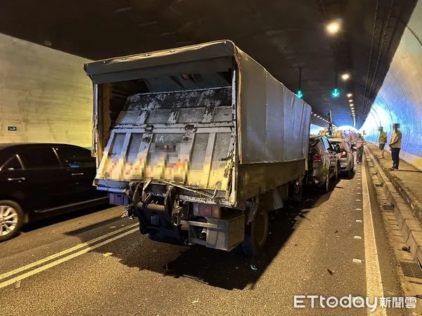 ▲▼國3南向發生6車連環追撞。（圖／記者陸運陞翻攝）