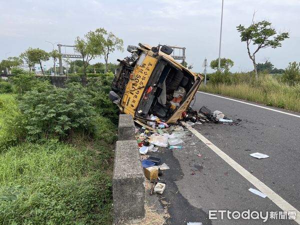 ▲▼   嘉義太保魚寮自撞車禍  。（圖／讀者提供）