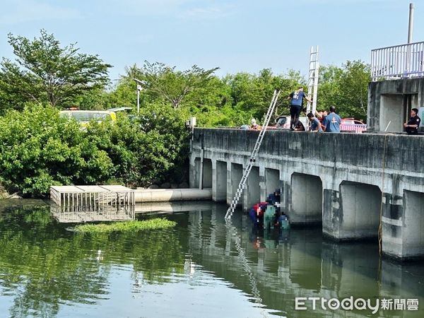 ▲台南市警三分局據報，會同消防人員搶救林男送醫，惟仍回天乏術。（圖／記者林東良翻攝，下同）