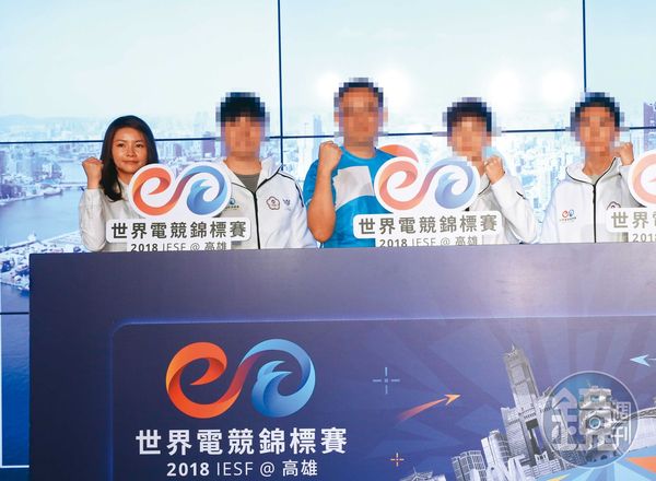 徐培菁（左1）成功申請「電競世界錦標賽」在高雄舉行，獲得不少大企業贊助。