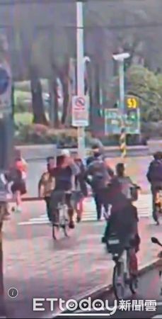 ▲警方帶回涉嫌刻意碰撞中山女中學生的陳姓男子。（圖／記者張君豪翻攝）