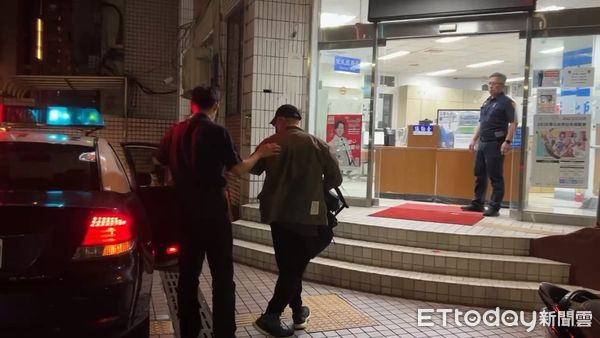 ▲警方帶回涉嫌刻意碰撞中山女中學生的陳姓男子。（圖／記者張君豪翻攝）