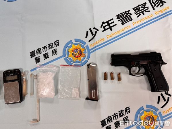 ▲台南市警少年警察隊，查力涉嫌販毒及持有槍械的38歲吳男，起獲安非他命及改造手槍1枝，子彈3發。（圖／記者林東良翻攝，下同）