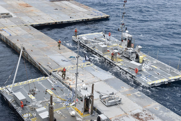 ▲▼4月26日，美國陸海軍士兵正在加薩沿岸建造浮動碼頭。（圖／路透）