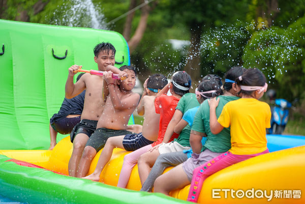 ▲▼小朋友戲水放電天堂「六龜山城水樂園」。（圖／記者許宥孺翻攝）