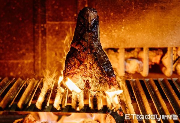 ▲WILDWOOD原木燒烤牛排海鮮餐廳的「紅屋牛排」。（圖／WILDWOO提供）