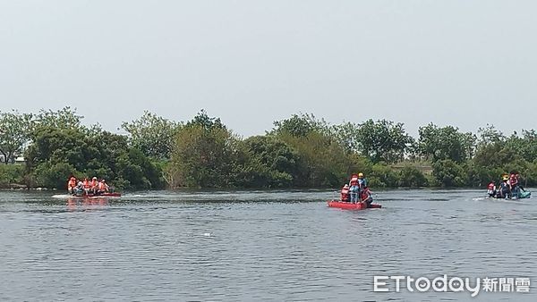 ▲台南市消防局第三救災救護大隊與佳里、西港、七股、學甲、將軍、北門等區公所於8日上午在學甲區白礁亭聯合辦理管膠筏操作教育訓練，以利災害應變。（圖／記者林東良翻攝，下同）