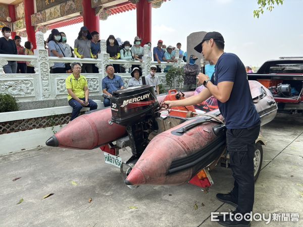 ▲台南市消防局第三救災救護大隊與佳里、西港、七股、學甲、將軍、北門等區公所於8日上午在學甲區白礁亭聯合辦理管膠筏操作教育訓練，以利災害應變。（圖／記者林東良翻攝，下同）