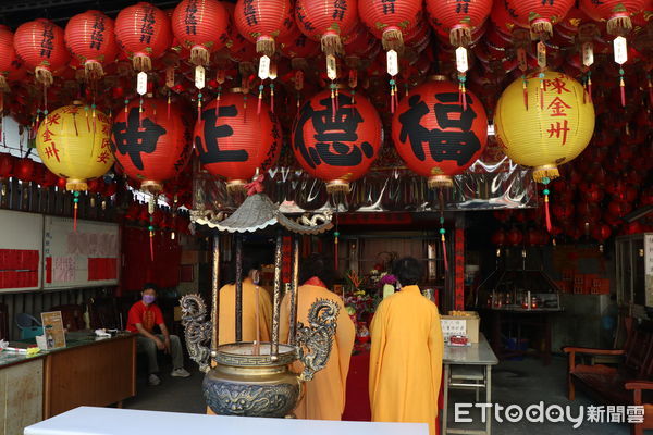 ▲▼台中市工學路一家彩券行開出今彩539頭獎，捐出10萬元作為福德祠重建基金。（圖／記者鄧木卿攝，下同）